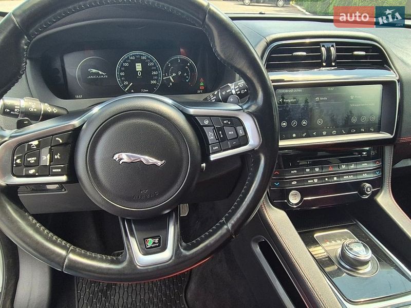 Внедорожник / Кроссовер Jaguar F-Pace 2017 в Дубно