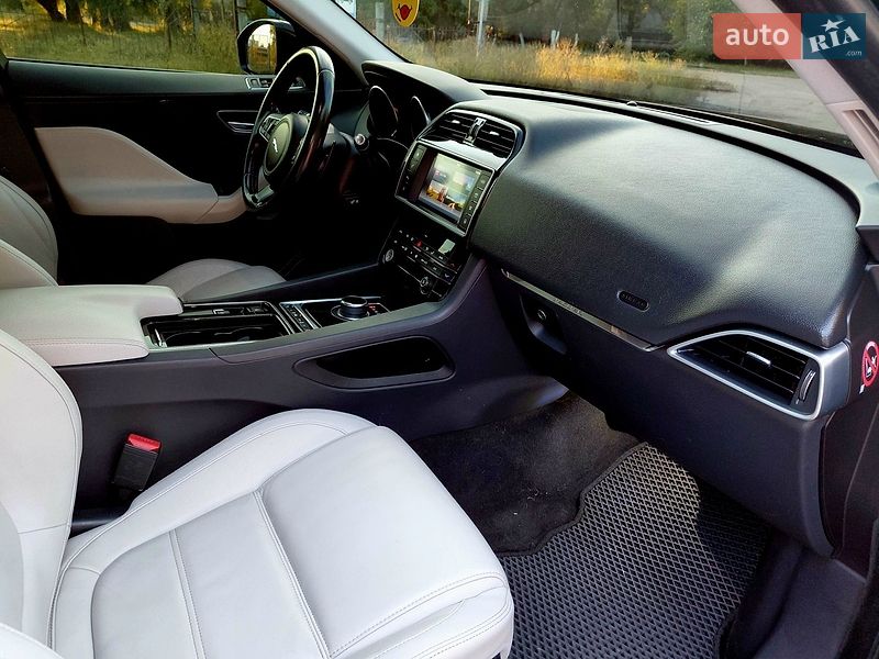 Позашляховик / Кросовер Jaguar F-Pace 2016 в Чернігові фото 28 Позашляховик / Кросовер Jaguar F-Pace 2016 в Чернігові