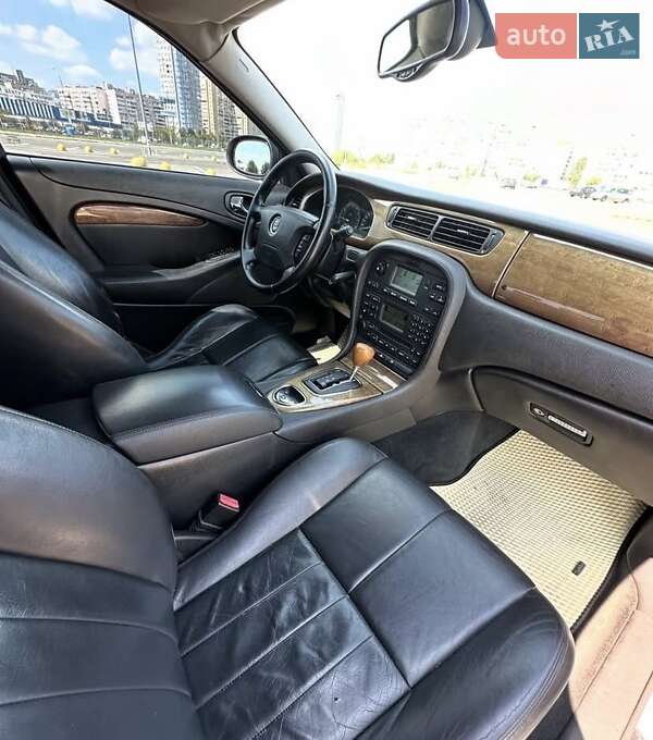 Седан Jaguar S-Type 2004 в Бучі