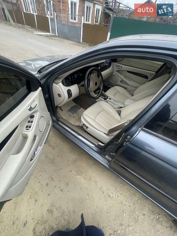 Седан Jaguar X-Type 2001 в Балті