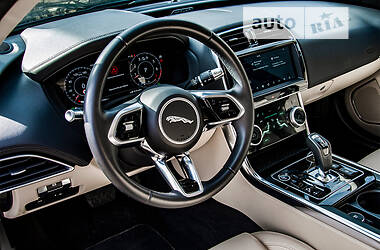 Седан Jaguar XE 2020 в Одесі