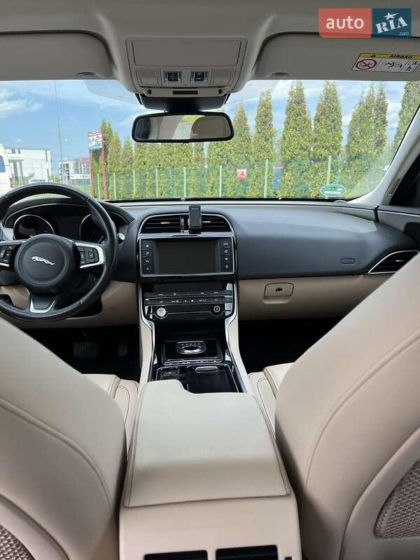 Седан Jaguar XE 2018 в Луцке
