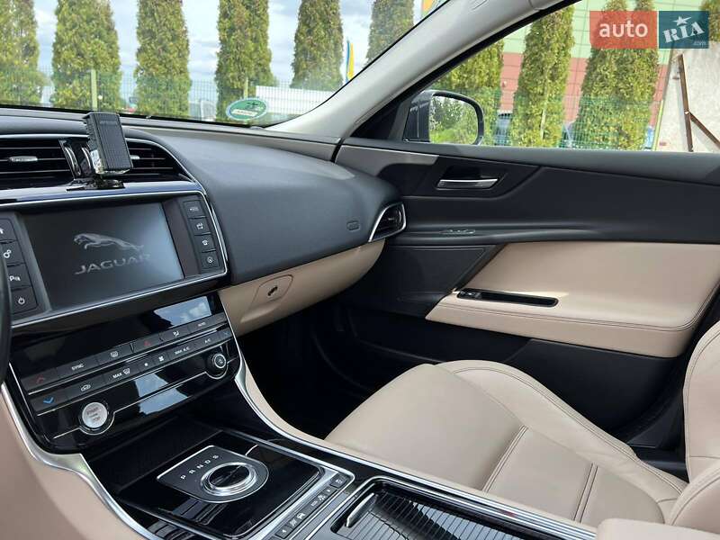 Седан Jaguar XE 2018 в Луцке