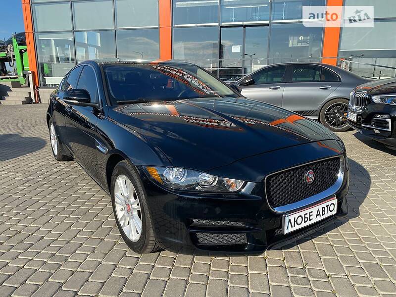 Седан Jaguar XE 2016 в Львові