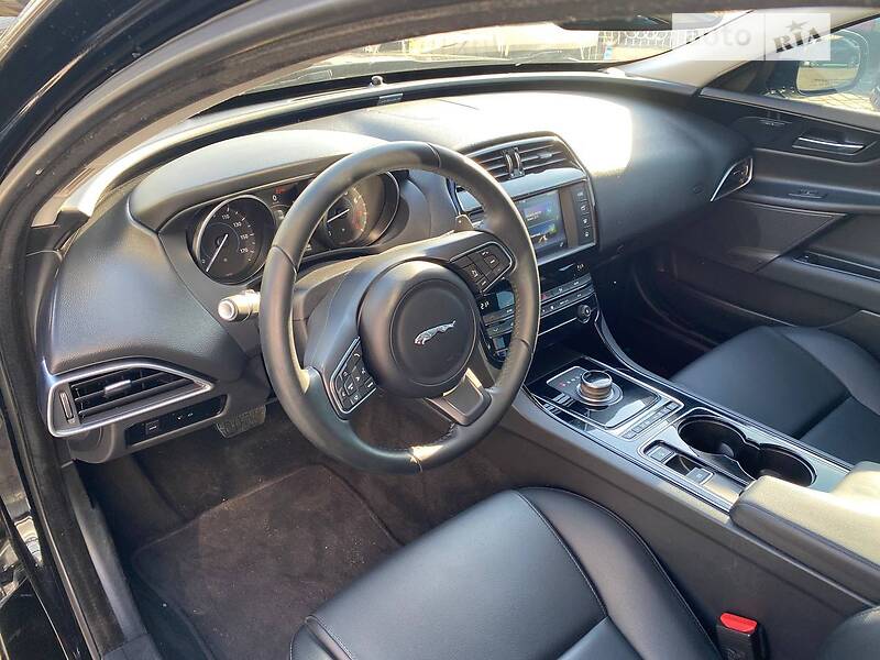 Седан Jaguar XE 2016 в Львові