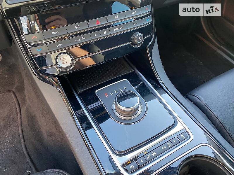 Седан Jaguar XE 2016 в Львові
