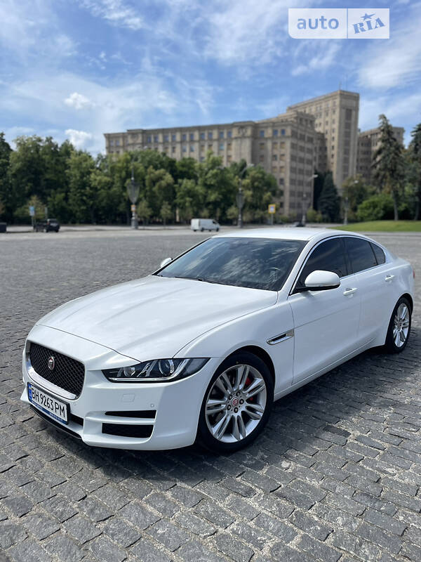 Седан Jaguar XE 2015 в 