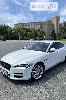 Седан Jaguar XE 2015 в 