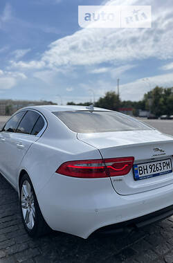 Седан Jaguar XE 2015 в 
