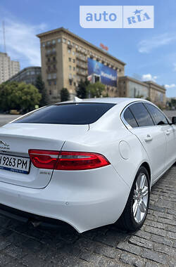 Седан Jaguar XE 2015 в 