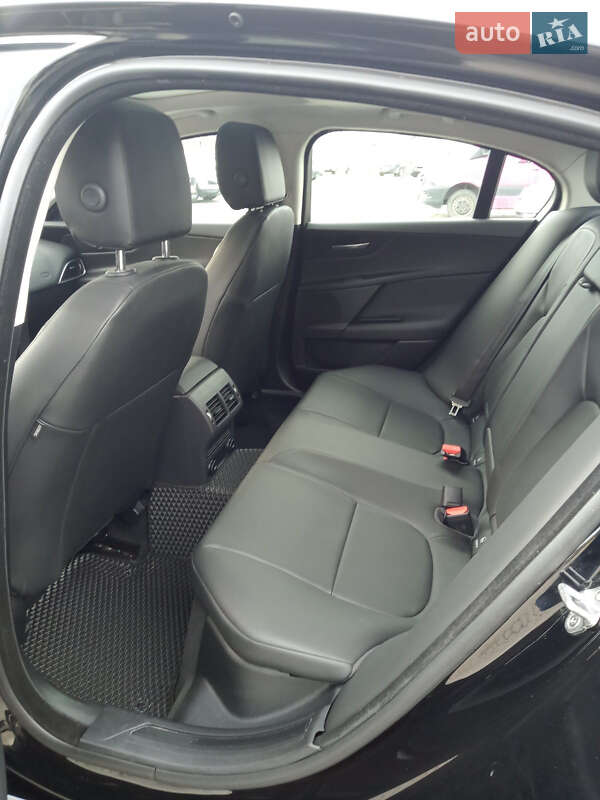 Седан Jaguar XE 2016 в Ивано-Франковске