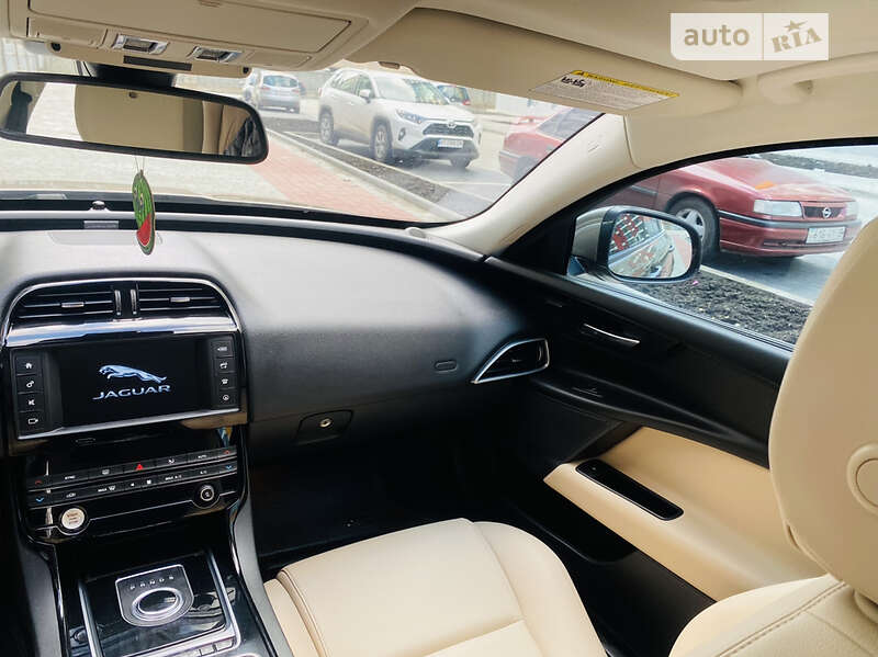 Седан Jaguar XE 2016 в Ивано-Франковске