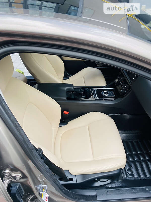 Седан Jaguar XE 2016 в Ивано-Франковске