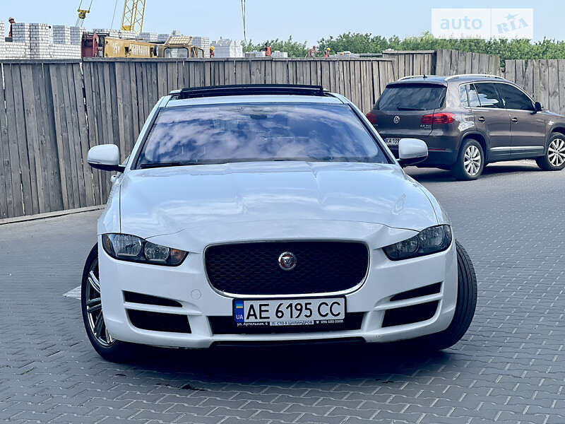 Седан Jaguar XE 2016 в 