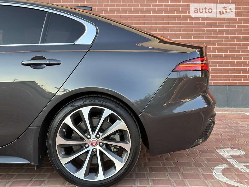 Седан Jaguar XE 2020 в Киеве