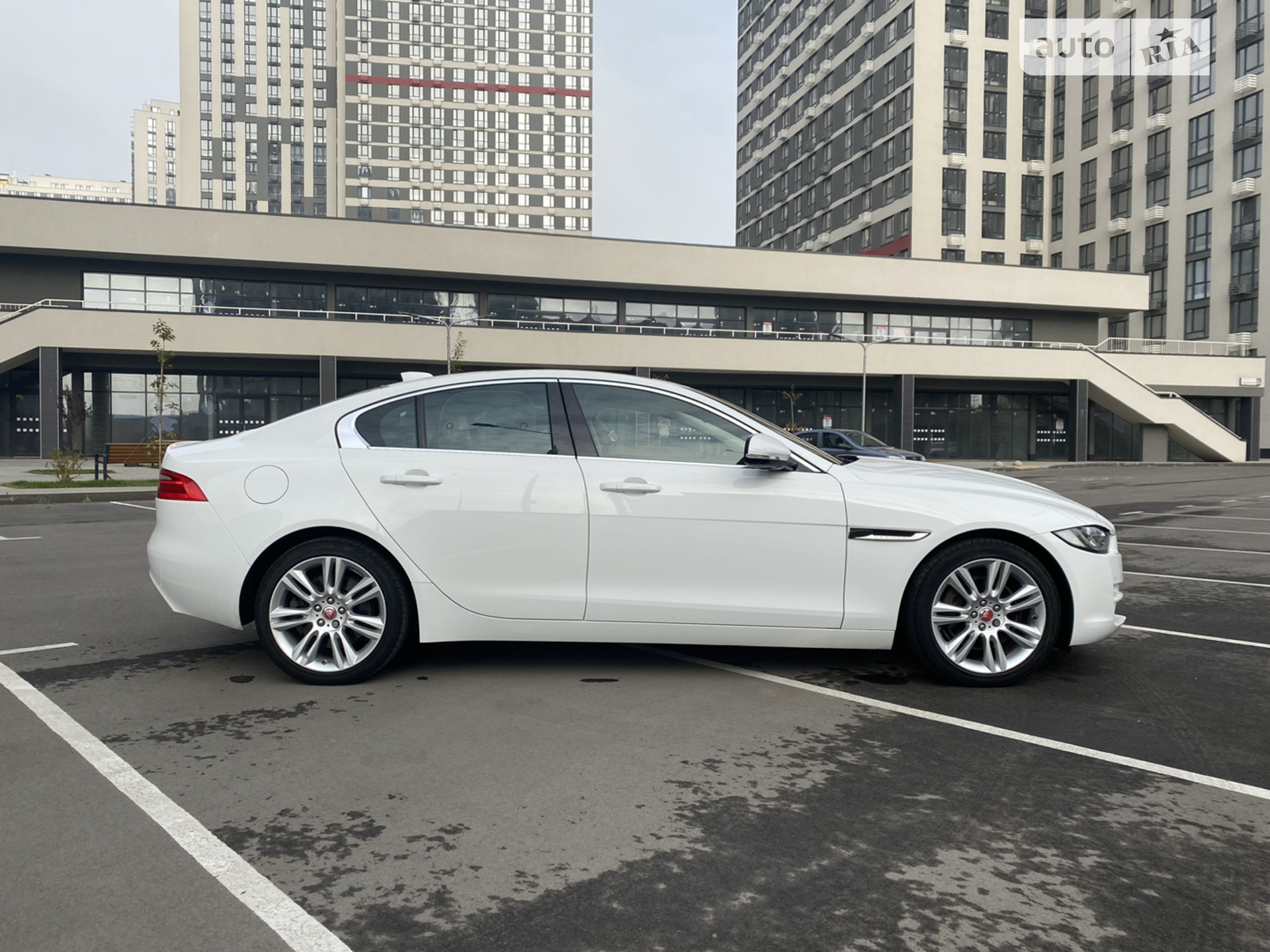2019 Jaguar XE - мініатюра 4