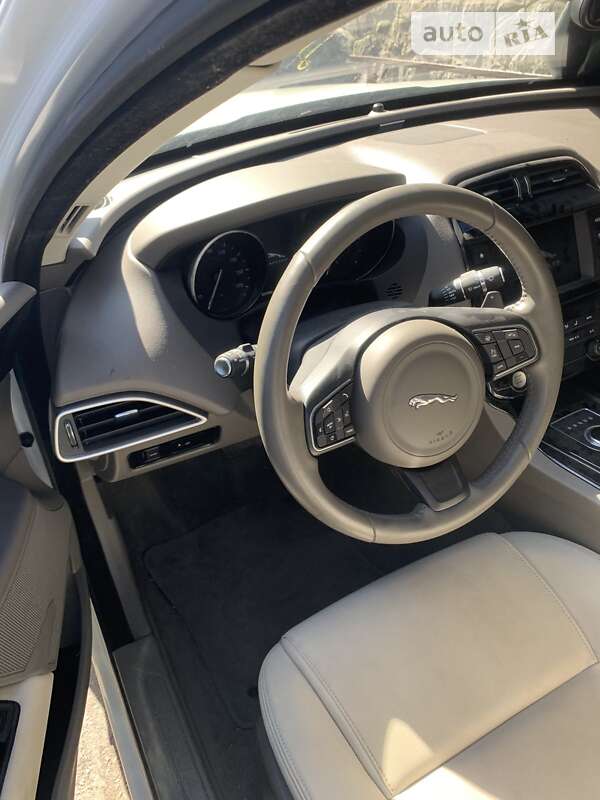 Седан Jaguar XE 2017 в Ивано-Франковске