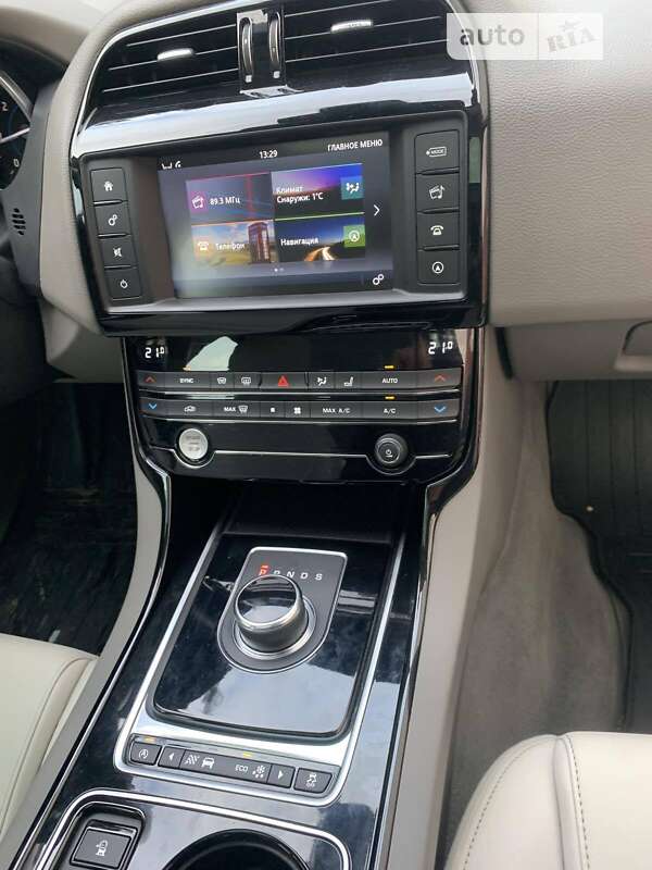 Седан Jaguar XE 2017 в Ивано-Франковске