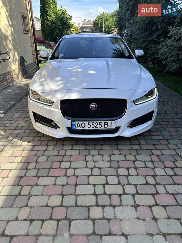 Седан Jaguar XE 2016 в Ужгороде