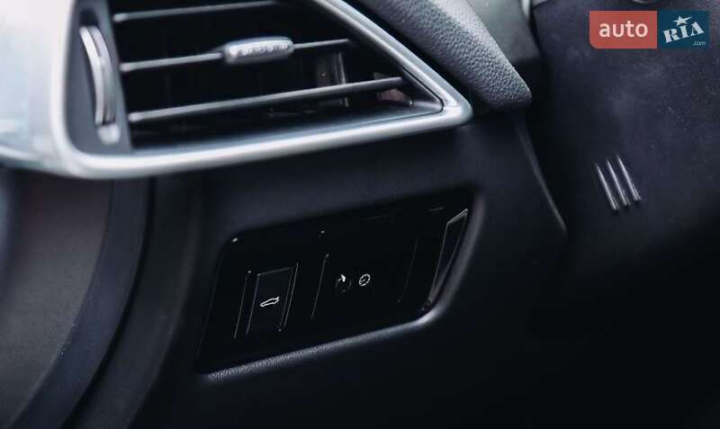 Седан Jaguar XE 2016 в Киеве фото 13 Седан Jaguar XE 2016 в Киеве
