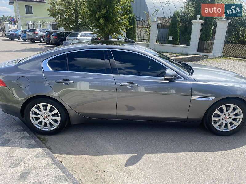 Седан Jaguar XE 2015 в 