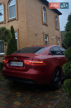Седан Jaguar XE 2015 в 