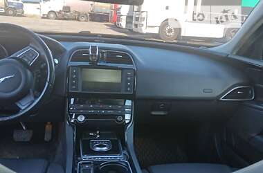 Седан Jaguar XE 2016 в 