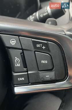 Седан Jaguar XE 2018 в 