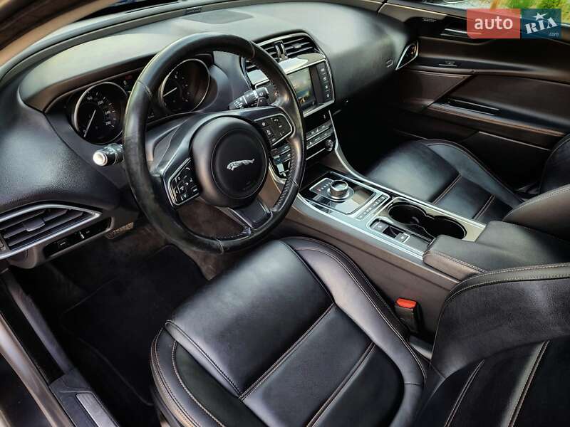 Седан Jaguar XE 2017 в Луцке