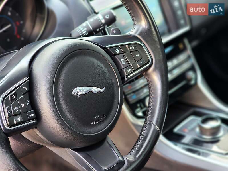 Седан Jaguar XE 2017 в Луцке