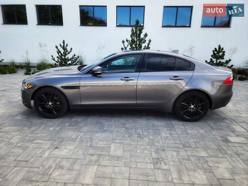 Седан Jaguar XE 2017 в Луцке