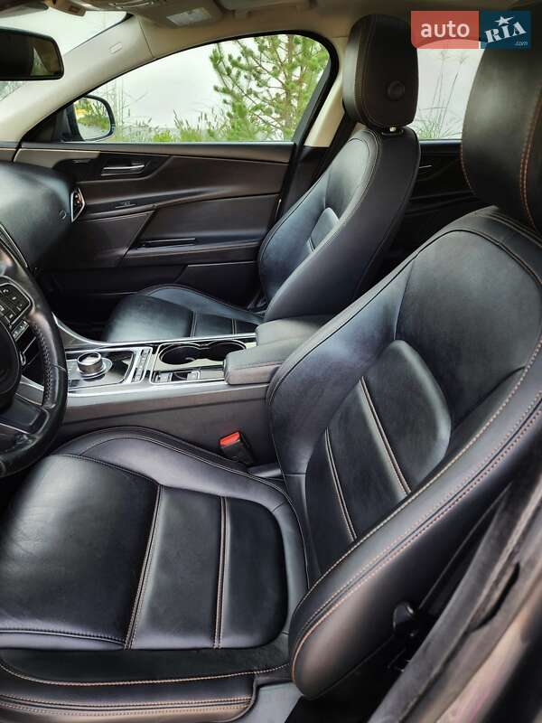 Седан Jaguar XE 2017 в Луцке