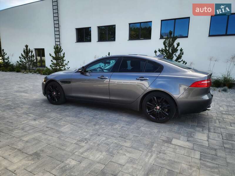 Седан Jaguar XE 2017 в Луцке