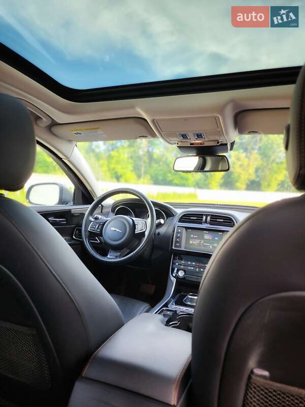 Седан Jaguar XE 2017 в Луцке