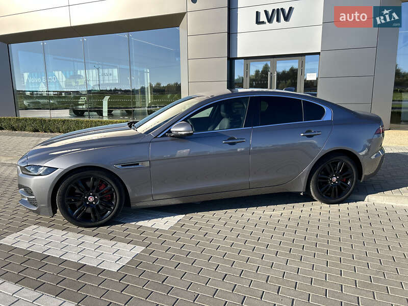 Седан Jaguar XE 2020 в Львове