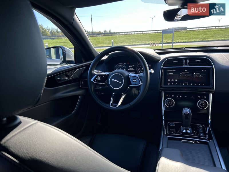 Седан Jaguar XE 2020 в Львове