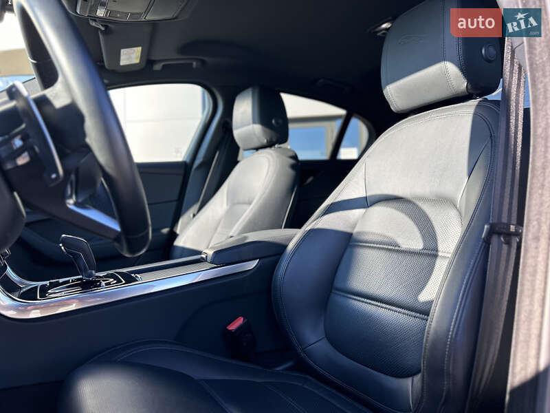 Седан Jaguar XE 2020 в Львове