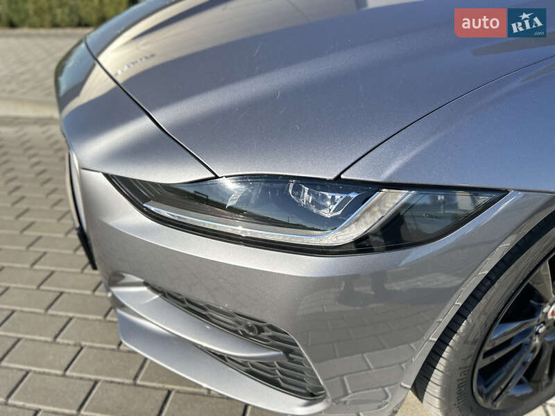 Седан Jaguar XE 2020 в Львове