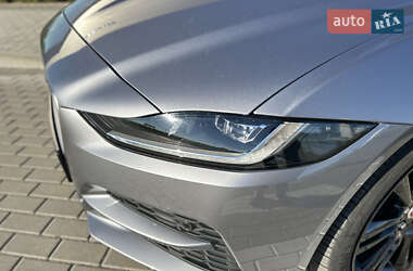 Седан Jaguar XE 2020 в 
