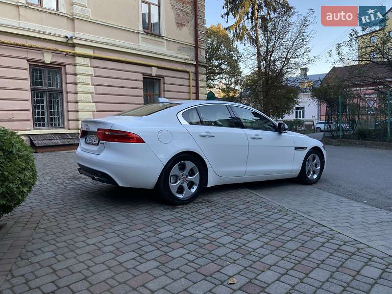 Седан Jaguar XE 2018 в Черновцах