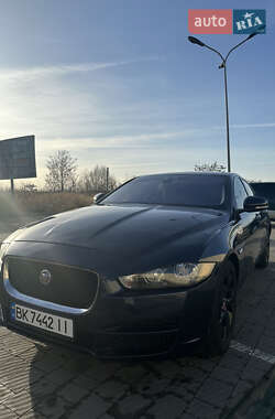 Седан Jaguar XE 2016 в Львові