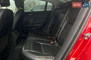 Седан Jaguar XE 2015 в 