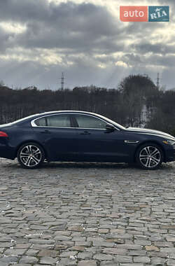 Седан Jaguar XE 2016 в 