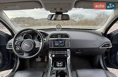 Седан Jaguar XE 2016 в 