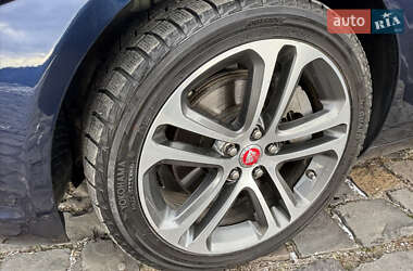 Седан Jaguar XE 2016 в 