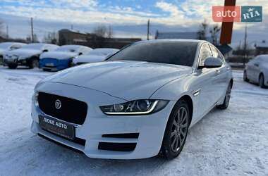 Седан Jaguar XE 2015 в Львові