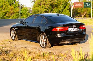 Седан Jaguar XE 2015 в 