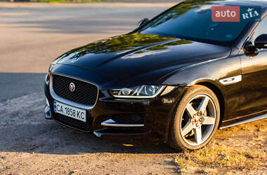 Седан Jaguar XE 2015 в 