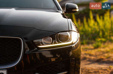 Седан Jaguar XE 2015 в 