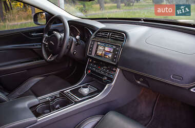 Седан Jaguar XE 2015 в 